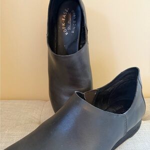 Kork-Ease Women's Black Leather Slip-On Loafers size 8